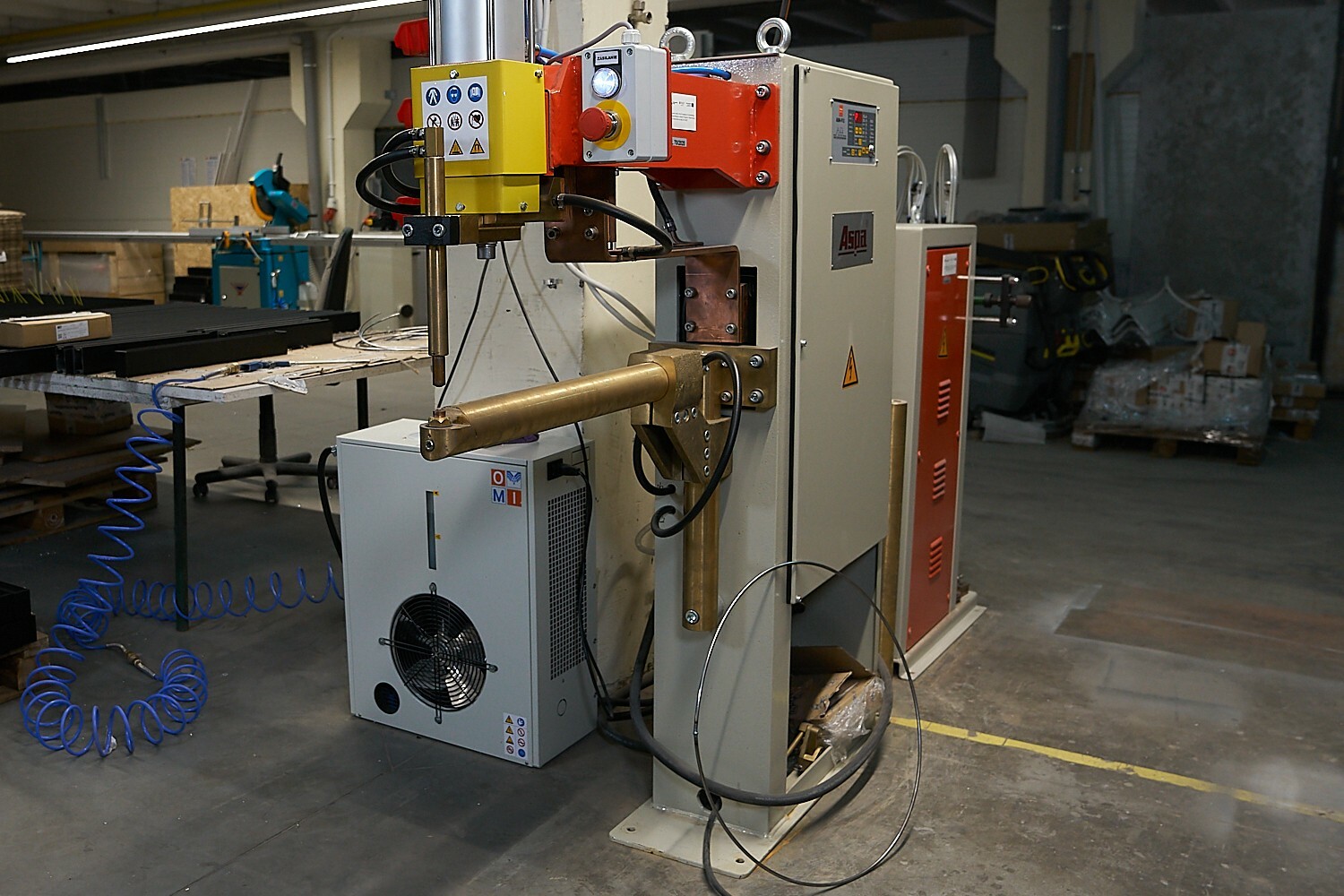 maszyna na hali produkcyjnej w fabryce 